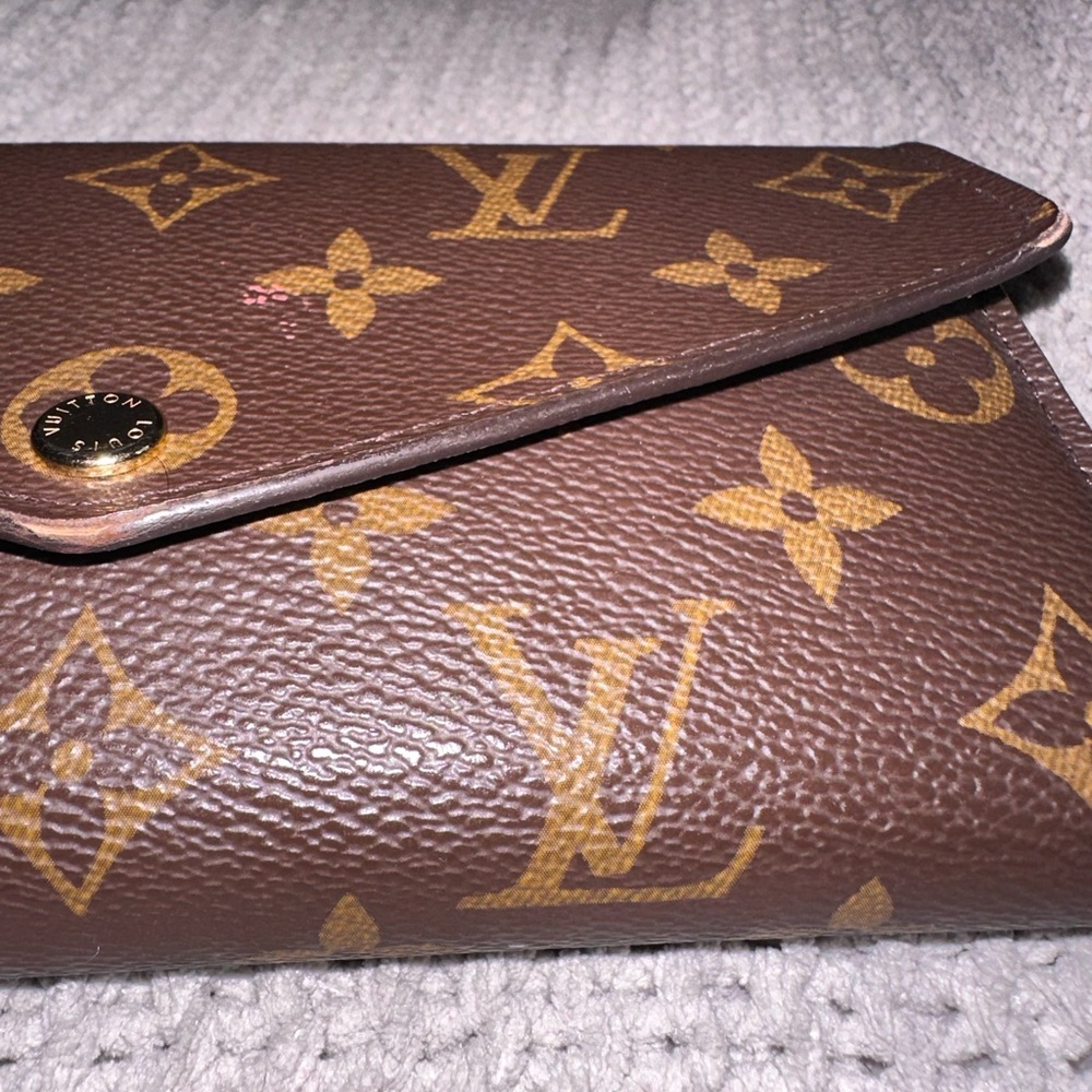 Authentic Louis Vuitton Sarah Wallet in Monogram with Fuschia interior - Picture 6 of 16